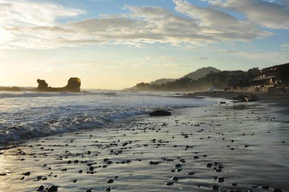 Fim de tarde gostoso na praia de El Tunco, na Costa del Balsamo, litoral de El Salvador